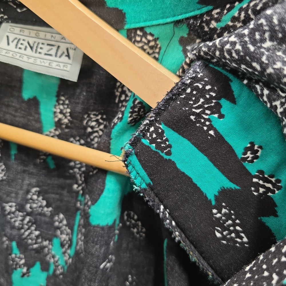 Vintage VENEZIA SPORTSWEAR Abstract Print Blouse Top Teal Black‎ Women's - Picture 3 of 8